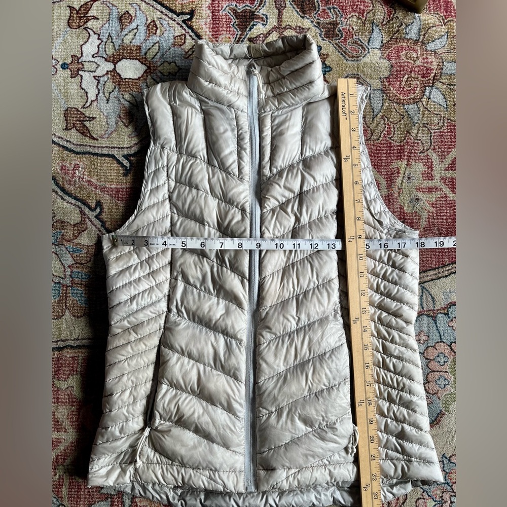Oiselle Quill down vest women’s sz L, Ghost color